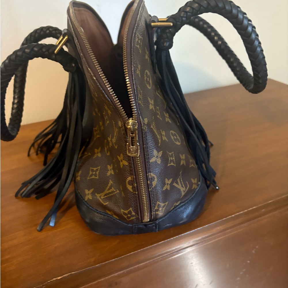 Louis Vuitton Brown Monogram Shoulder Bag with Black Accents. - Picture 2 of 6